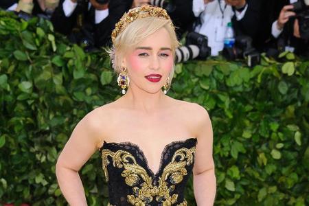 Emilia Clarke beeindruckte in einer schwarzen Robe von Dolce & Gabbana mit goldenem Muster und einem dazu passenden Haarschm...