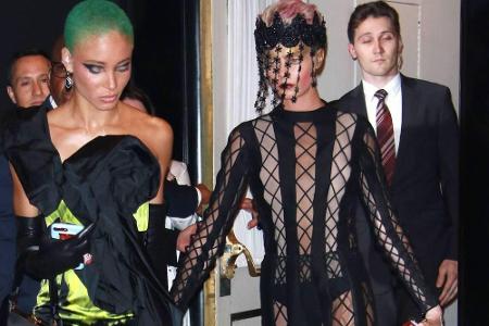 Cara Delevingne (r.) präsentierte ein außergewöhnliches Ensemble von Dior. Die dunkle Robe war fast komplett durchsichtig, d...