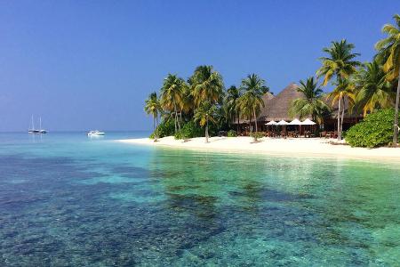 Türkisfarbenes Wasser vor dem weißen Strand von Mirihi Island