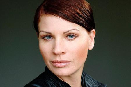 Schauspielerin Elisabeth Angela Brück kam in Saarlouis im Saarland zur Welt. Seit 2012 ermittelt sie im SR-