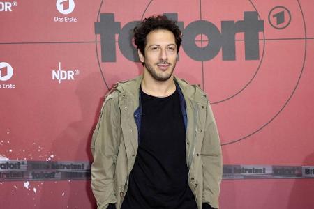 Schauspieler Fahri Yardim ist in Hamburg geboren und ebendort unterstützt er seit 2013 als Kriminalhauptkommissar Yalcin Güm...