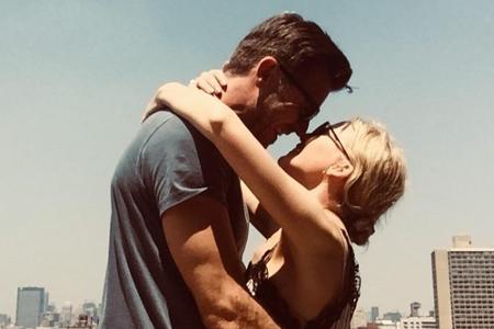 Ihre Liebe ist noch ganz frisch: Auf diesem süßen Pärchenbild zeigt Kylie Minogue (50) zum ersten Mal ihre neue Liebe. Wen d...