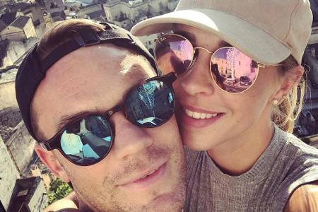 Kein Kuss, aber ganz nah dran: Nach dem frühzeitigen WM-Aus ging es für Torhüter Manuel Neuer (32) erst einmal in den Urlaub...