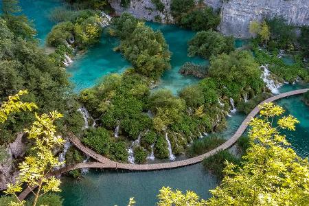 Die Wanderwege führen über Stock und Stein - und natürlich Wasser