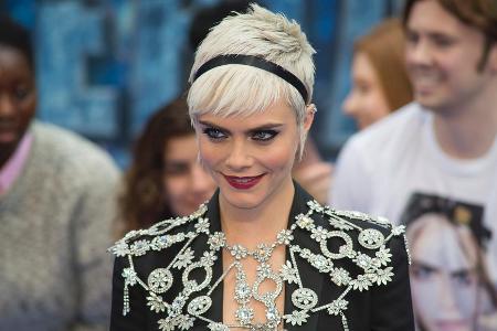 Cara Delevingne hat sich getraut und sticht mit ihrem hellblonden Pixi-Schnitt ganz besonders heraus - mit Bravour!