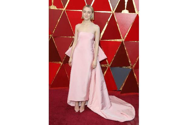 ...ist die Schleppe, keine Frage. Saoirse Ronan trug eine von Calvin Klein, ihre Kollegin...