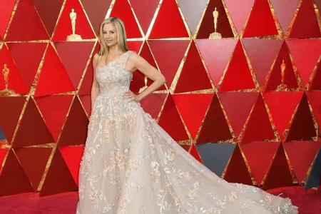 ...Mira Sorvino setzte auf eine Nummer größer bei ihrem Dress. Aber warum auch nicht? Wer keine...
