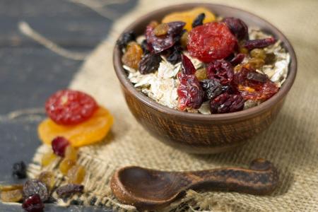 Zu viel Trockenobst: Rosinen, Bananenchips und Co. sind lecker, haben aber bis zu acht Mal mehr Kalorien als frisches Obst. ...