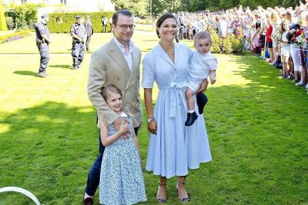 Zur großen Familie der beiden kleinen Prinzen gehören Cousine Estelle (5) und Cousin Oscar (1) - hier mit den Eltern, Kronpr...