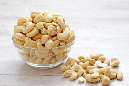 Wer denkt beim Snacken von Cashewnüssen schon an die Arbeiter?