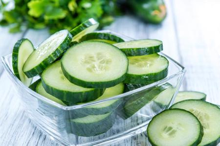 Gurken bestehen zu 96 Prozent aus Wasser - darum sind sie nicht nur ein erfrischender Snack für zwischendurch, sondern auch ...