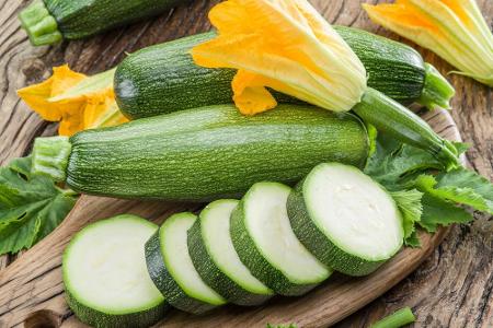 Zucchinis sind wahre Multitalente. Denn aus dem grünen Gemüse lassen sich unzählige Gerichte zaubern - und das mit nur zwei ...