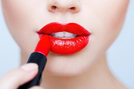 Rote Lippen sind ein Muss, um inkognito die Deutschlandflagge mit dem Make-up zu verbinden