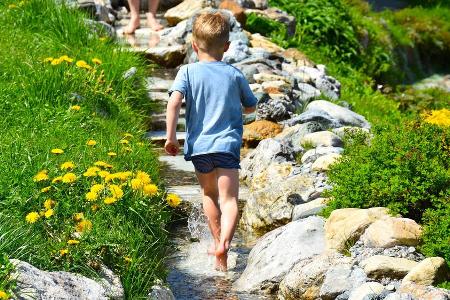 Großes Glück nicht nur für kleine Leute: Barfuß durchs Wasser