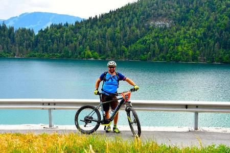 Bike-Guide Hannes vor dem malerischen Hintersteiner See