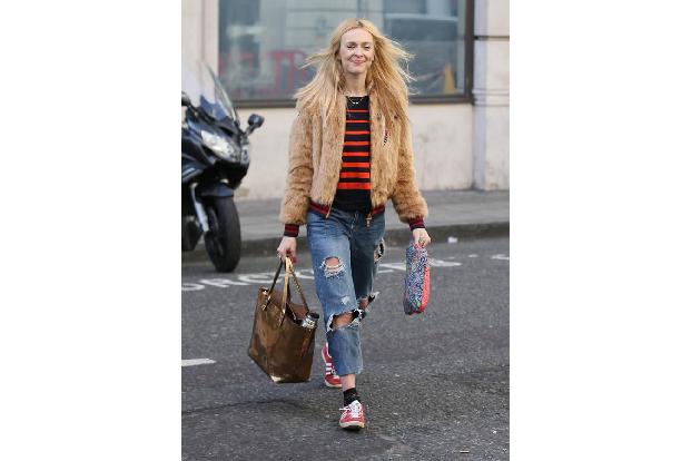 ...auch gut unter eine Jacke, wie man an Moderatorin Fearne Cotton sehen kann. Das Streifenshirt geht einfach immer, auch in...