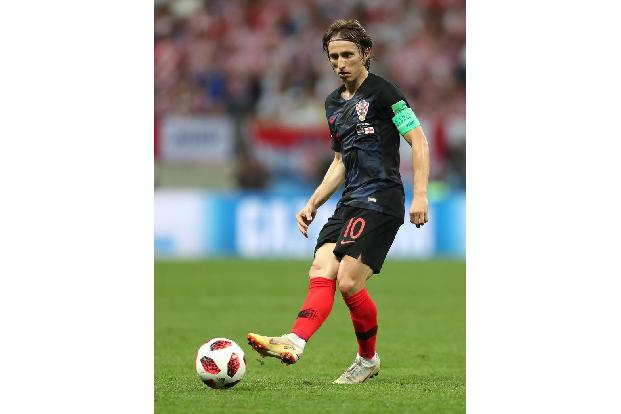 Verursachte den Freistoß, der zum Gegentreffer führte (5.). Nicht so aktiv wie gewohnt. Modric bekam im offenisiven Drittel ...