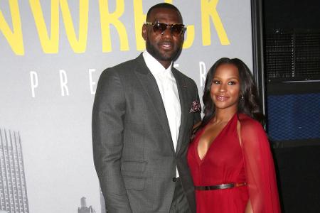 10. Platz: Basketball-Superstar LeBron James (32, hier mit Ehefrau Savannah Brinson) eröffnet die Top Ten der Superreichen. ...