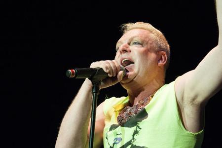 Auch der britische Sänger der Band Erasure, Andy Bell (53), erklärte als Reaktion auf einen Zeitungsbericht, dass er 1998 HI...