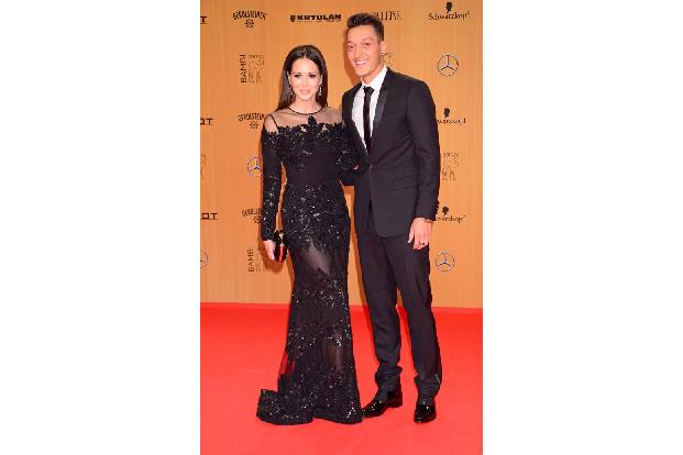 ...Mesuts Ex-Freundin Mandy Capristo zu dem Skandal äußert. Die Sängerin war 2013 und 2014 das erste Mal mit dem Profisportl...