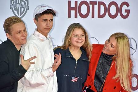 ...sah man ebenfalls Lukas Rieger sowie Faye Montana und Mama Anne Sophie Briest, deren Posen Matthias Schweighöfer gleich m...
