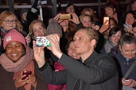 ...sich seinen zahlreichen wartenden Fans für ein paar Erinnerungsselfies widmete. Das gute alte Autogrammeschreiben...