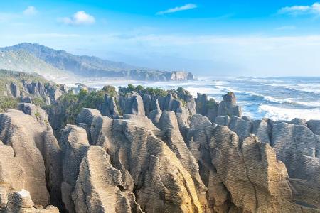 Ebenfalls einen Trip wert sind die Pancake Rocks im Paparoa-Nationalpark an der Westküste der Südinsel. Ihren durchaus ungew...