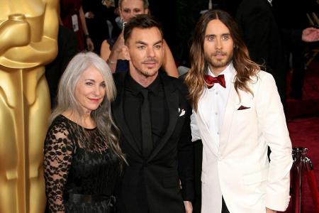 2014 nehmen die Brüder Shannon (46) und Jared Leto (44, r.) ihre Mutter Constance mit auf den roten Teppich zur Oscar-Verlei...