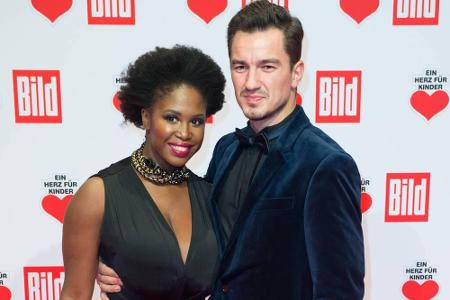 TV-Star Motsi Mabuse ist ebenfalls in den Hafen der Ehe eingelaufen - und zwar mit dem ukrainischen Profi-Tänzer Evgenij Voz...