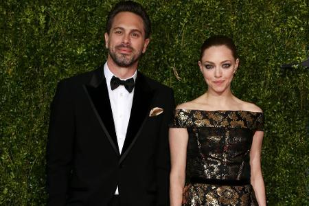 Schauspieler Thomas Sadoski plauderte live im Fernsehen aus, dass er und Amanda Seyfried am 12. März heimlich geheiratet haben.