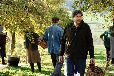 Kommissar Friedemann Berg (Hans-Jochen Wagner) bei der Ernte der Zibärtle, die er zu Schnaps brennen wird