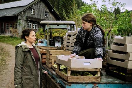 Franziska Tobler (Eva Löbau) macht sich Gedanken um Mechthild Böttger (Janina Fautz), die sich nach dem Tod ihrer älteren Sc...
