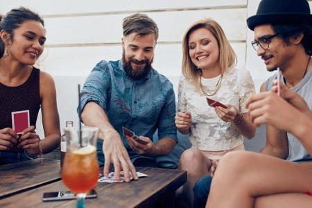 Um Stimmung in die Bude zu bekommen, bieten sich abgewandelte Formen von Partyspielen an. Für kartenbasierte Varianten könnt...