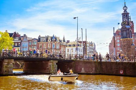 Auf zwei Rädern oder gleich zu Wasser - das sind die beiden besten Wege, um die niederländische Hauptstadt zu erkunden. Zwis...