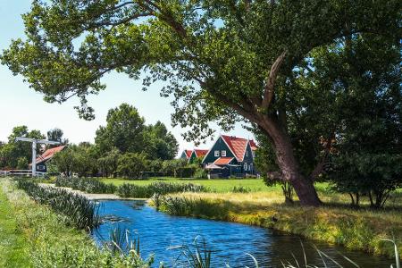 Im Norden der Stadt liegt Amsterdam Waterland. Die flache Polderlandschaft lädt zu ausgiebigen Radtouren ein. Wer auf der Su...