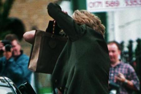 Die Schattenseiten des Ruhms: Diana wehrt sich gegen die Paparazzi