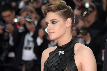 Ebenfalls in Schwarz erschien Kristen Stewart, sie trug ein Neckholder-Midikleid von Chanel mit halbdurchsichtigem Tüllrock ...