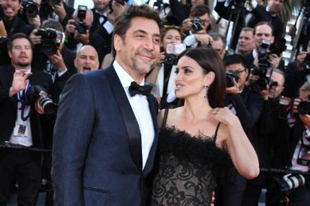 Penélope Cruz kam in Begleitung von Ehemann Javier Bardem. Sie trug ein enganliegendes gemustertes Spitzen-Kleid in Schwarz....