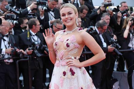Sängerin Tallia Storm zeigte in einem Prinzessinnenkleid mit fast durchsichtigem Oberteil ebenfalls viel Haut. Blüten-Applik...