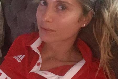 Cathy Hummels im Bayern-Trikot auf der Couch