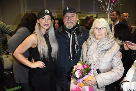 ...lautstark am Flughafen empfangen. Sogar Jennys Großeltern waren gekommen, um die neu gekrönte Dschungelkönigin gebührend ...