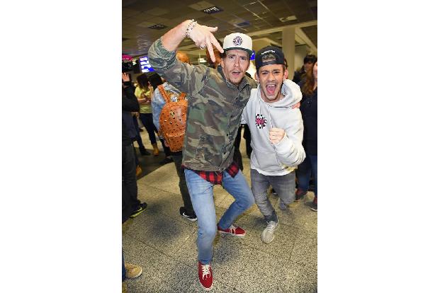 ...David Friedrich und Daniele Negroni einfach nur froh waren, am Flughafen in Frankfurt gelandet zu sein. Die Kakerlaken un...