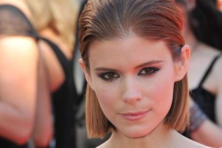 Kate Mara schreitet im Wet-Look über den roten Teppich