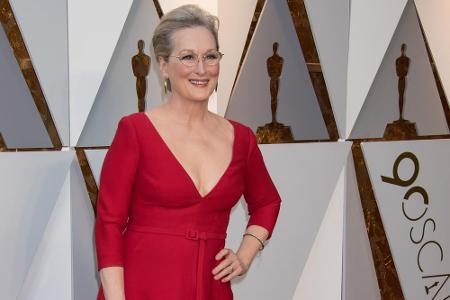 Meryl Streep erschien als Lady in Red bei den 90. Oscars. Ihr feuerrotes Kleid von Christian Dior ließ tief blicken.