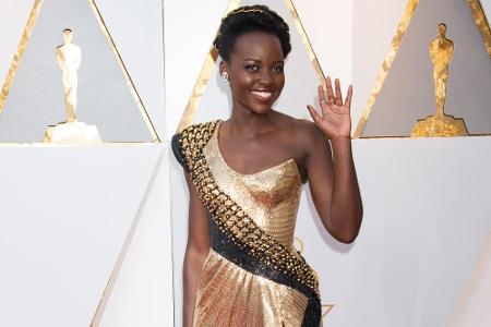 Auch Lupita Nyong'o vertraute auf die Farben Gold und Schwarz - ihr Kleid stammt von Versace.