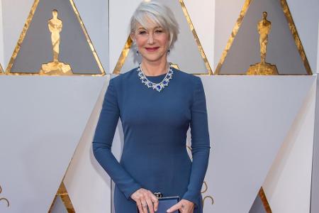 Helen Mirren peppte ihre bodenlange und langärmlige Robe mit dazu passendem auffälligem Schmuck auf.