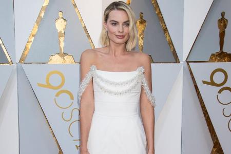 Margot Robbie bewies, dass Weiß alles andere als langweilig ist: Ihre schulterfreie Chanel-Robe war ein echter Hingucker!