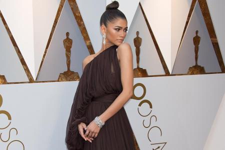 Jungstar Zendaya erinnerte an eine griechische Göttin in ihrer One-Shoulder-Robe aus Chiffon von Giambattista Valli.