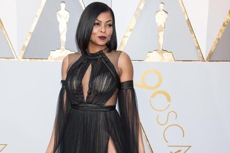 Taraji P. Henson ließ hingegen in ihrem schwarzen Kleid von Alberta Ferretti tief blicken. Der hohe Beinschlitz und die Cut-...