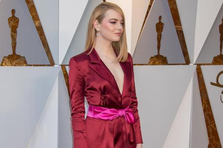 Vorjahressiegerin Emma Stone brach mit der Kleidertradition bei den Oscars 2018: Sie trug eine schwarze Hose und einen tief ...